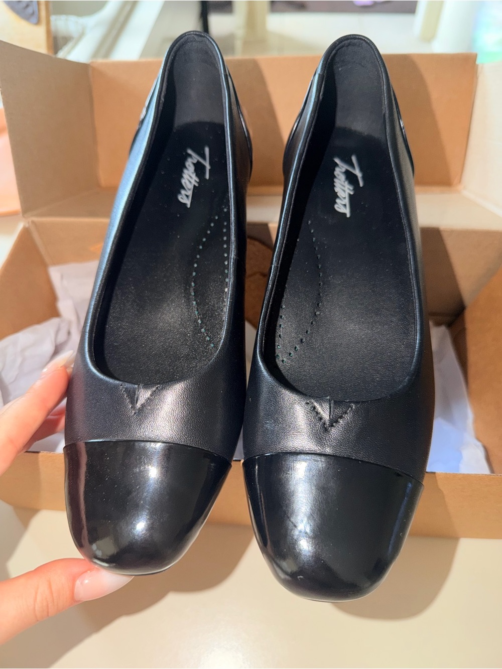 7.5 Daisy Trotters Classic Black Cap-Toe Women’s Flats